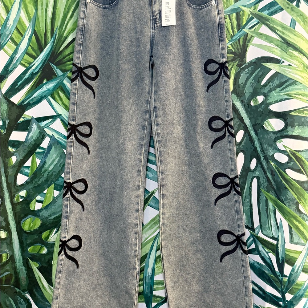 Forever 21 Stylish Wide Leg Jeans With Black Bow Accents